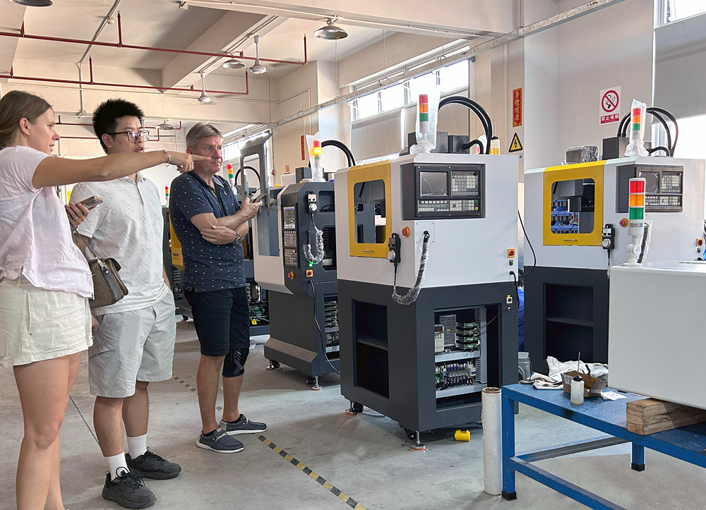 育菁裝備桌面級(jí)數(shù)控機(jī)床產(chǎn)車間